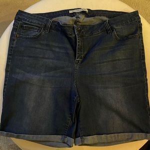 Celebrity pink Bermuda shorts